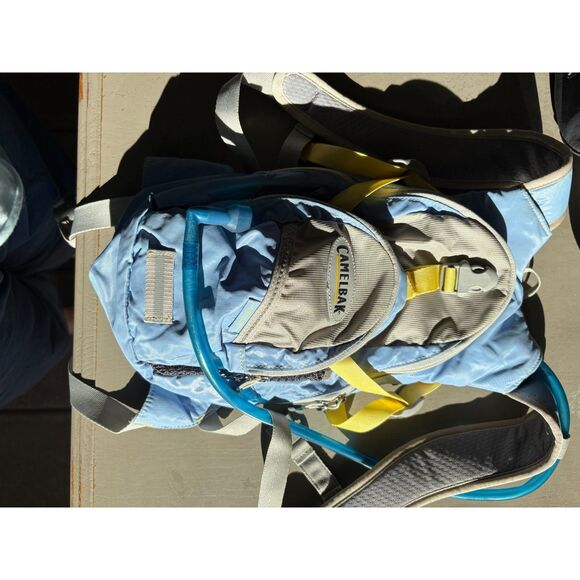 Camelbak "Mini Mule" Great Used Condition Backpack Blue and Yellow 1.5L - Picture 4 of 7